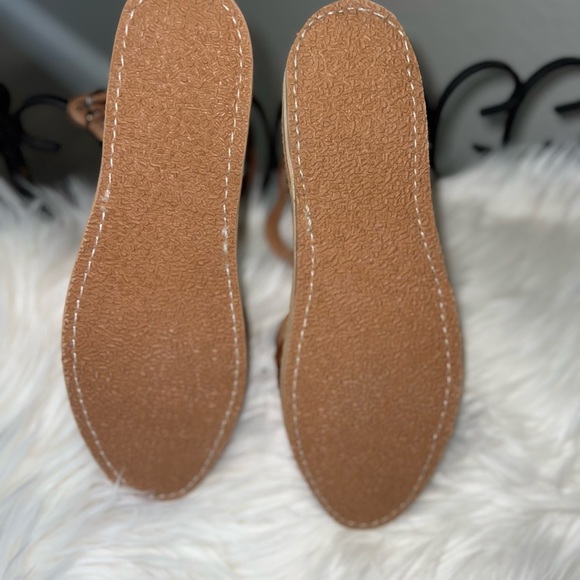 Authentic Embossed Huarache Sandles from Mexico. Flower design closed toe - Picture 8 of 10